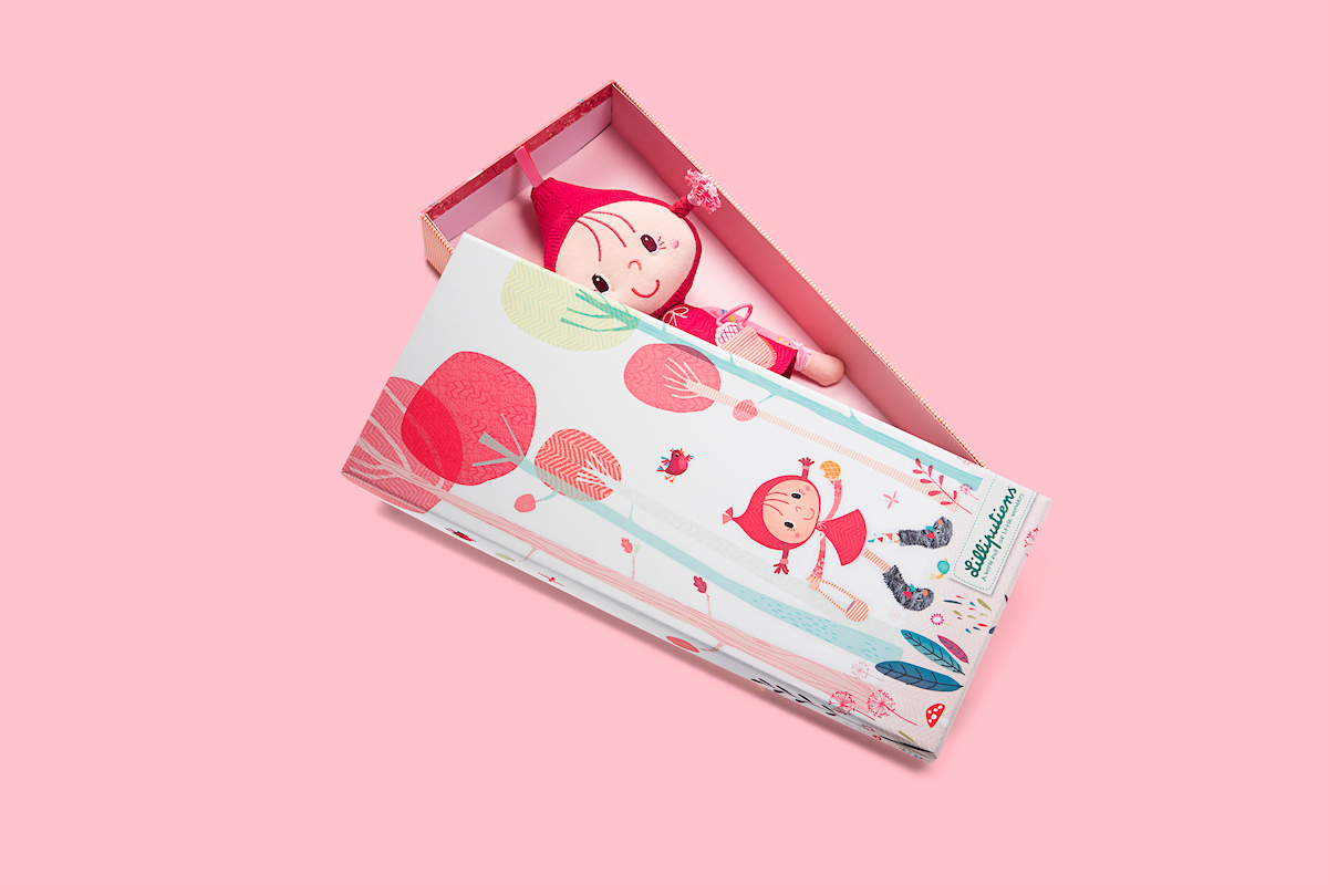 83043_Chaperon_rouge_poupée_boite_avec_couvercle__fond_rose_BD